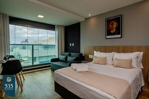 1 bedroom, iron/ironing board, Internet, bed sheets - Sea view in high floor in Armação (Salvador)