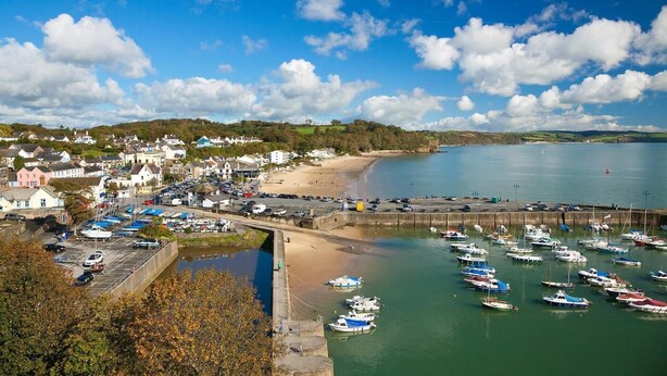 A coastal town with a marina, sandy beach, and houses along the shore. - 1 Bed in Saundersfoot (oc-pw282b) (Saundersfoot)