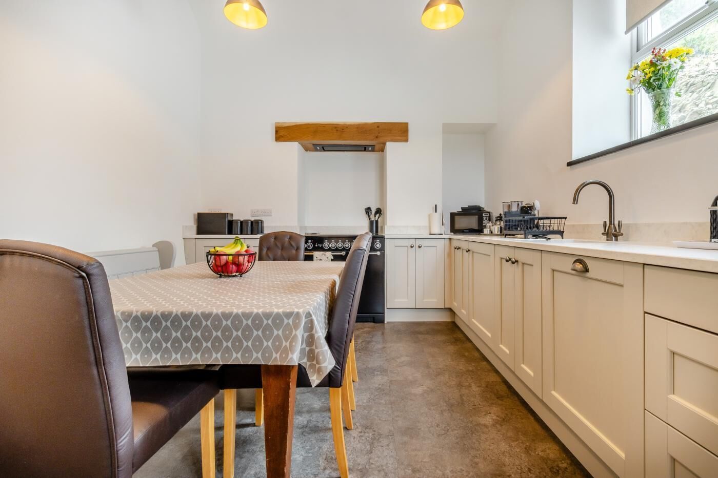 Een microgolfoven, een oven, een vaatwasser, een kinderstoel