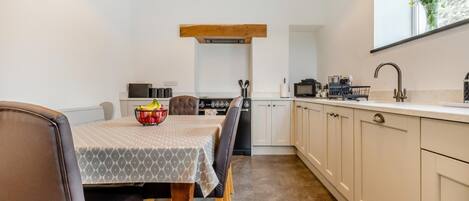 Een microgolfoven, een oven, een vaatwasser, een kinderstoel