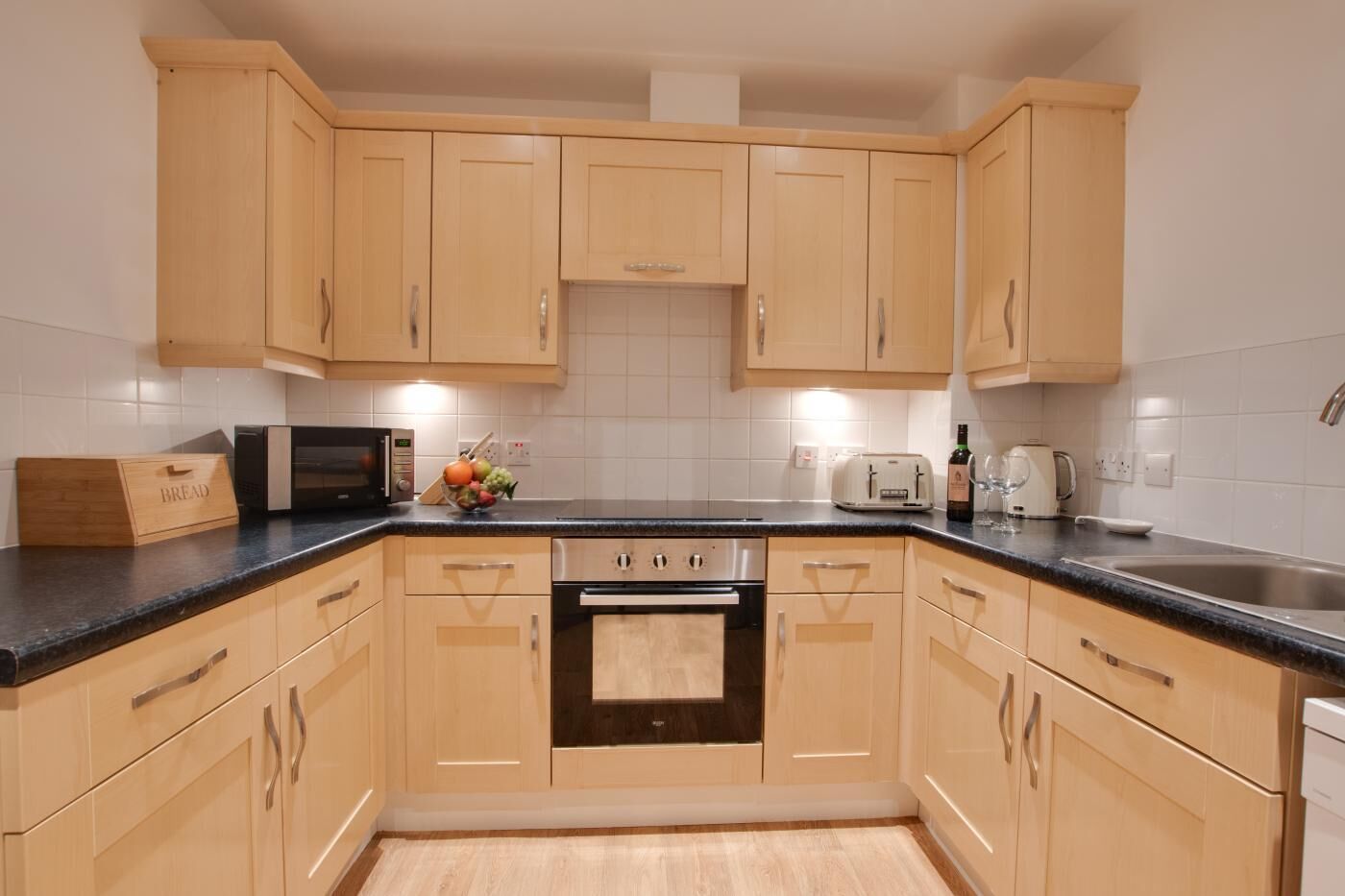 Micro-ondes, four, lave-vaisselle, chaise haute