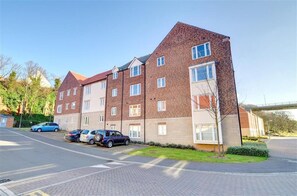 Exterior - 2 Bed in Whitby (oc-w1021) (Whitby)