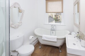 Hair dryer, towels - 2 Bed in Bath (oc-bhr11) (Bath)