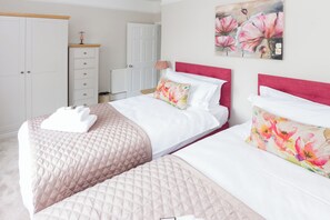 Iron/ironing board, free WiFi, bed sheets - 2 Bed in Bath (oc-bhr11) (Bath)