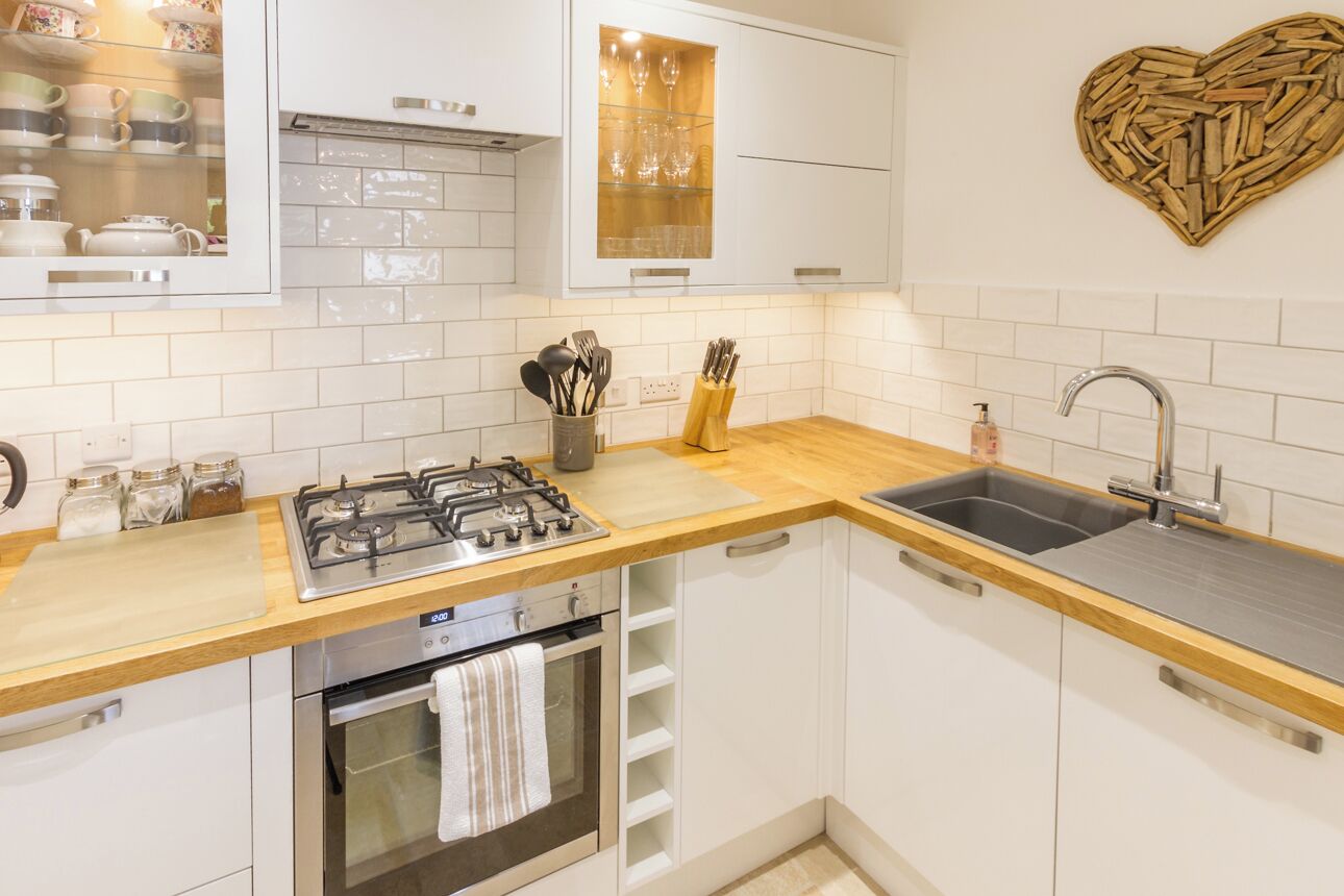 Un four, lave-vaisselle, vaisselle et ustensiles