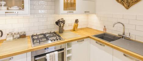 Un four, lave-vaisselle, vaisselle et ustensiles