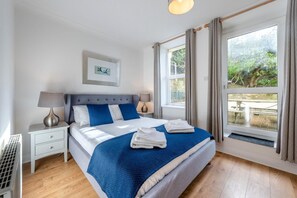 Planxa i posts de planxar, wifi gratuïta i roba de llit 