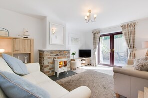 TV - 2 Bed in Padstow (oc-p00481) (Padstow)