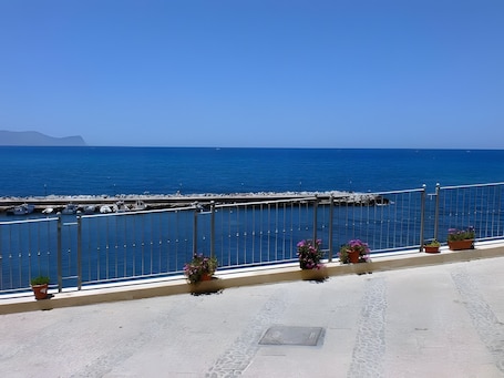 施設の敷地. Apartment 'Perla Marina Primo Piano' with Balcony, Wi-Fi and Air Conditioning