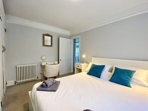 3 habitaciones, tabla de planchar con plancha y cuna de viaje 