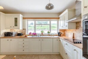 Micro-ondes, four, chaise haute