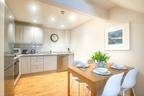 Microwave, oven, dishwasher, cookware/dishes/utensils - 2 Bed in Padstow (oc-p00531) (Padstow)