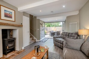 TV, fireplace - 2 Bed in South Creake (oc-s32903) (South Creake)