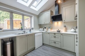 Microwave, oven, dishwasher, high chair - 2 Bed in South Creake (oc-s32903) (South Creake)