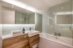 Towels - 2 Bed in South Creake (oc-s32903) (South Creake)
