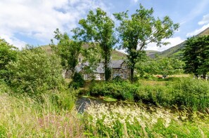 Property grounds - 3 Bed in Tywyn (oc-bow248) (Abergynolwyn)