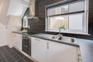 Microwave, oven, dishwasher, cookware/dishes/utensils - 2 Bed in Whitby (oc-w124) (Whitby)