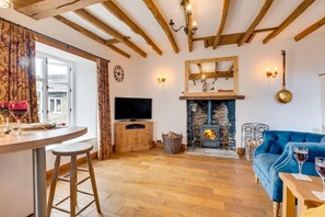 TV, fireplace - 1 Bed in Richmond (oc-ds1032) (Richmond)