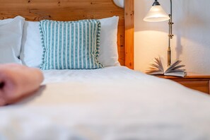 Iron/ironing board, free WiFi, bed sheets - 1 Bed in Padstow (oc-p00554) (Saint Merryn)