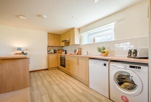 Microwave, oven, dishwasher, high chair - 1 Bed in Padstow (oc-p00554) (Saint Merryn)