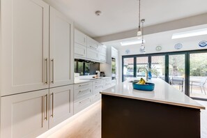 Microwave, oven, dishwasher, cookware/dishes/utensils - 4 Bed in Southwold (oc-11cr) (Southwold)