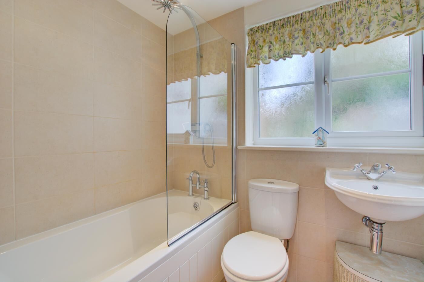 Ein Badezimmer mit Duschkabine, Toilette und Waschbecken.