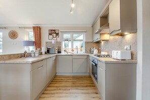 Microwave, oven, dishwasher, cookware/dishes/utensils - 2 Bed in Stepaside (oc-pw1003) (Stepaside)