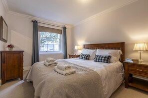 Iron/ironing board, free WiFi, bed sheets - 2 Bed in Bath (oc-bhr19) (Bath)