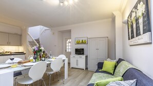 Un apartamento moderno y bien iluminado con comedor, cocina y sala de estar.