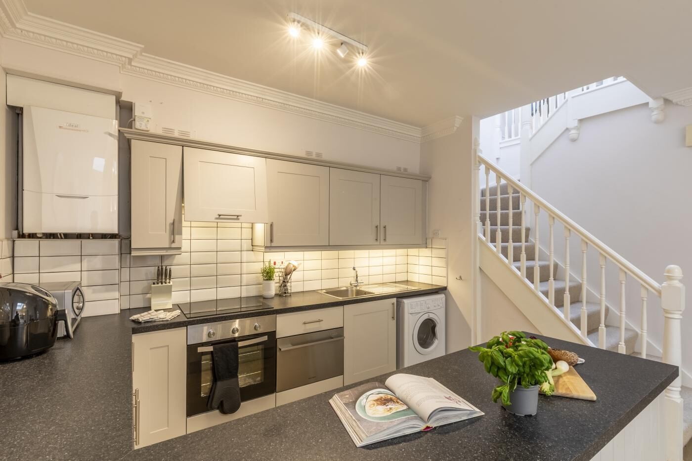 Ovn, oppvaskmaskin og kjøkkenutstyr