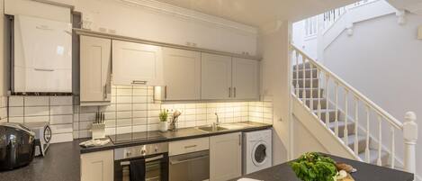 Ovn, oppvaskmaskin og kjøkkenutstyr