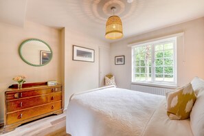 Tabla de planchar con plancha, wifi gratis, ropa de cama