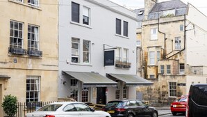 A building with a sign for 'The Chequers' pub, featuring a traditional facade with multiple windows and a small balcony. - 2 Bed in Bath (oc-bhr24) (Bath)