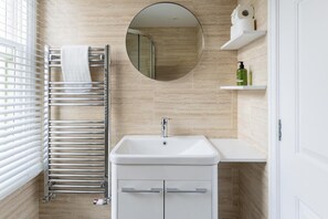 Hair dryer, towels - 2 Bed in Bath (oc-bhr24) (Bath)