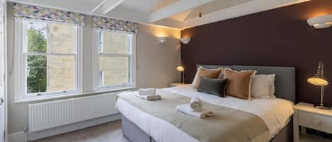 Tabla de planchar con plancha, wifi gratis y ropa de cama