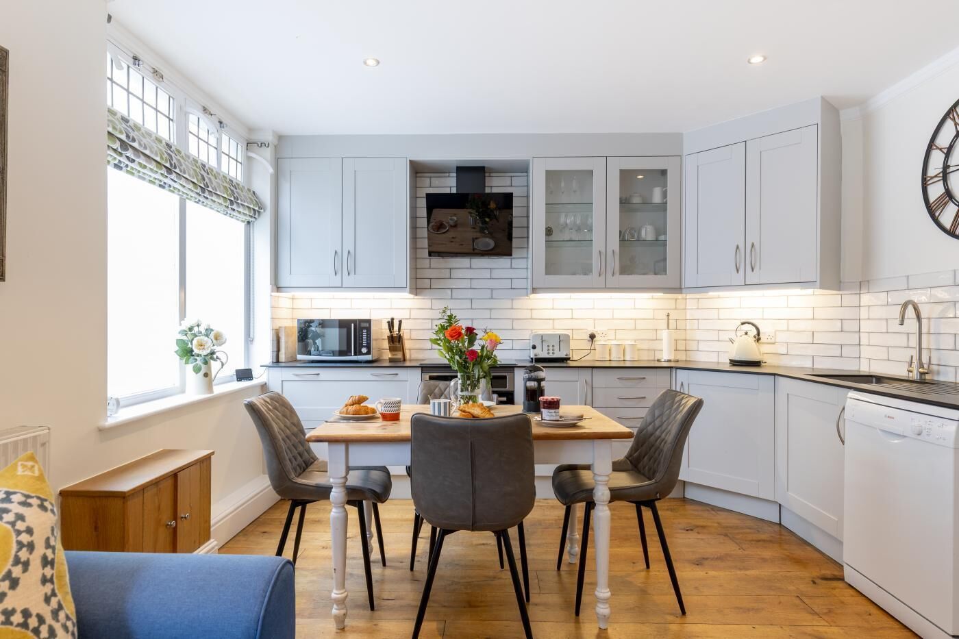 Oven, dishwasher, cookware/dishes/utensils