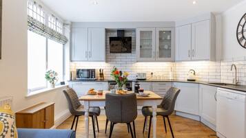 Oven, dishwasher, cookware/dishes/utensils