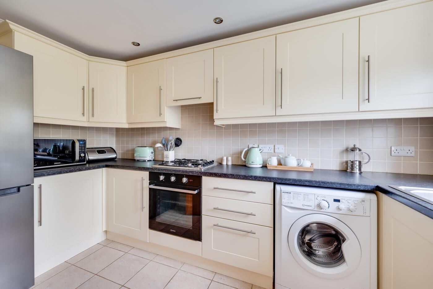 Mikrobølgeovn, ovn, opvaskemaskine, køkkentøj/tallerkener/redskaber