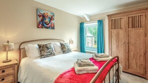 A bedroom with a bed, a nightstand, a lamp, a window with curtains, and a wardrobe. - 2 Bed in Staffield (oc-j32453) (Staffield)