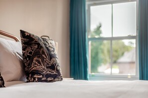 Een strijkplank/strijkijzer, reisbedje, gratis wifi, beddengoed