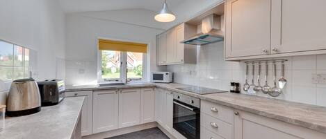 Mikrobølgeovn, ovn, oppvaskmaskin og kjøkkenutstyr