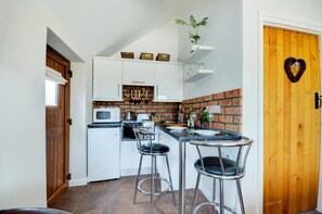 Microwave, oven, cookware/dishes/utensils - 1 Bed in Acle (oc-1256) (Limpenhoe)