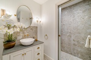 Hair dryer, towels - 2 Bed in Bath (oc-bhr25) (Bath)