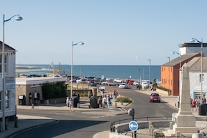 Une ville côtière dotée d’un parking, d’un rond-point et offrant une vue sur la mer.