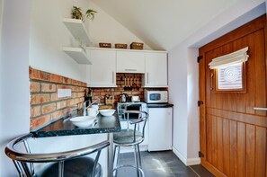 Microones, forn, trona i utensilis de cuina, vaixella i coberteria 