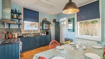 Oven, dishwasher, cookware/dishes/utensils