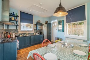 Oven, dishwasher, cookware/dishes/utensils - 3 Bed in Bath (oc-bhr26) (Bath)