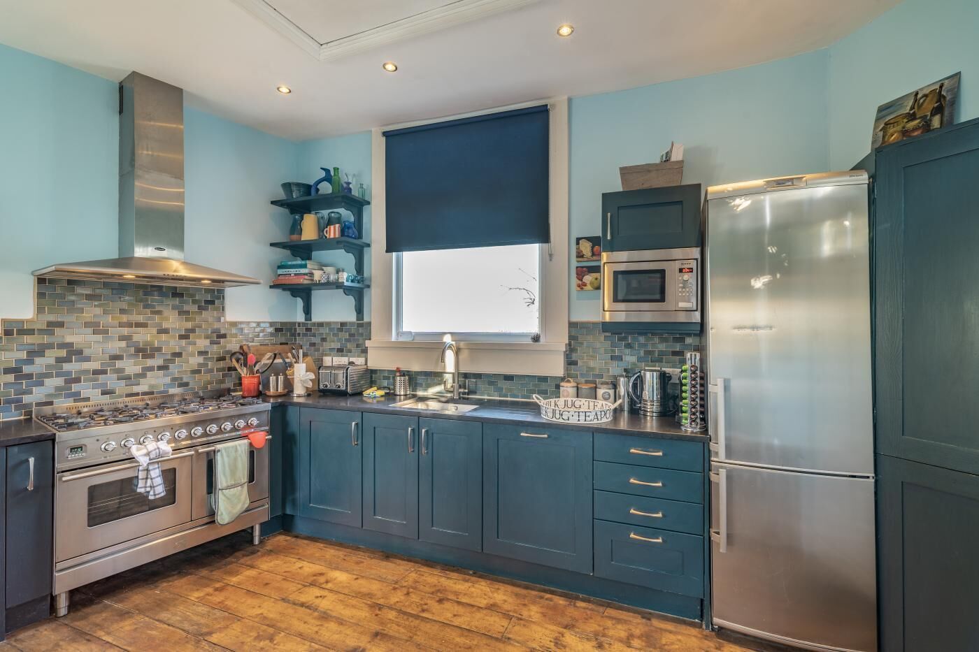 Oven, dishwasher, cookware/dishes/utensils