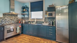 Unclassified image, 4 of 15, button - 3 Bed in Bath (oc-bhr26) (Bath)