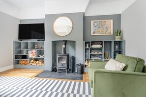 TV, fireplace